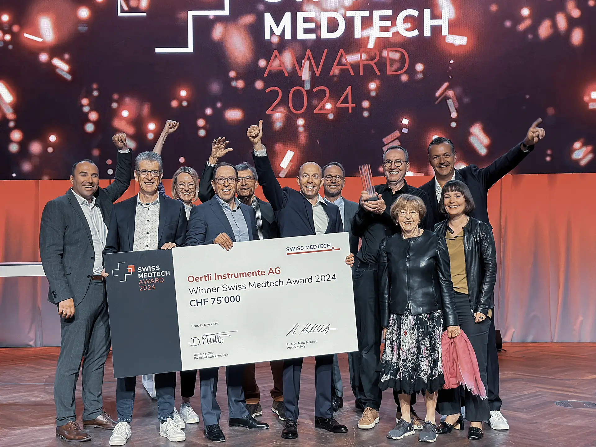 Christoph et Thomas Bosshard reçoivent leur prix devant plus de 700 représentants de l’industrie lors du Swiss Medtech Award 2024 à Berne.