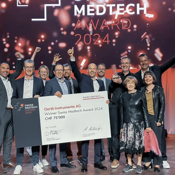 Christoph et Thomas Bosshard reçoivent leur prix devant plus de 700 représentants de l’industrie lors du Swiss Medtech Award 2024 à Berne.