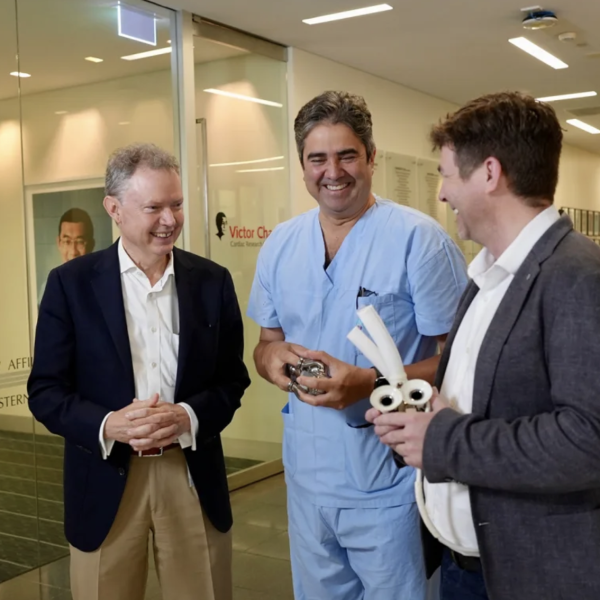 De gauche à droite, le professeur Chris Hayward et le docteur Paul Jansz qui ont collaboré avec leur confrère Daniel Timms pour la mise au point de ce cœur artificiel à des essais cliniques.